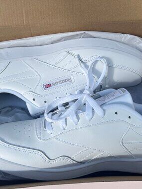 NIB Reebok white tennis shoes wide 10.5 US